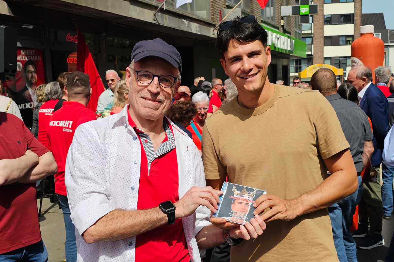 Overhandiging cd aan Conner Rousseau